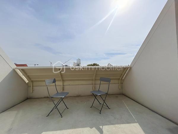 Dans un secteur recherché de La Bastide, au cœur de l’écoquartier Bastide-Niel, à proximité de Darwin, des quais et du Jardin botanique.

Venez découvrir ce superbe appartement  T1 BIS lumineux  NEUF de 34m² ! Et loggia d'environ 10m² dotée d'une vue dégagée. 
Dans une résidence neuve tout juste achevée ,  situé au 3ème étage sur 6, avec ascenseur et accessible aux personnes à mobilité réduite. 

Son agencement est parfaitement à optimisé permettant de créer facilement un véritable espace nuit tout en conservant une belle pièce de vie. 

Vous profiterez également d'une salle d'eau avec WC, un placard/entrée, ainsi que d'une grande baie vitrée  vantaux ouvrant sur un bel extérieur sans vis-à-vis idéalement exposée. 

La résidence propose également un local à vélo/moto spacieux et bénéficiera prochainement de commerces en rez-de-chaussée pour un quotidien encore plus pratique.... Venez le découvrir !!