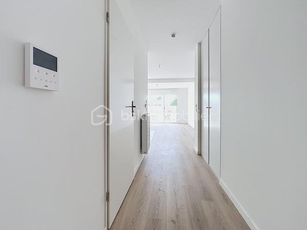 Dans un secteur recherché de La Bastide, au cœur de l’écoquartier Bastide-Niel, à proximité de Darwin, des quais et du Jardin botanique.

Venez découvrir ce superbe appartement  T1 BIS lumineux  NEUF de 34m² ! Et loggia d'environ 10m² dotée d'une vue dégagée. 
Dans une résidence neuve tout juste achevée ,  situé au 3ème étage sur 6, avec ascenseur et accessible aux personnes à mobilité réduite. 

Son agencement est parfaitement à optimisé permettant de créer facilement un véritable espace nuit tout en conservant une belle pièce de vie. 

Vous profiterez également d'une salle d'eau avec WC, un placard/entrée, ainsi que d'une grande baie vitrée  vantaux ouvrant sur un bel extérieur sans vis-à-vis idéalement exposée. 

La résidence propose également un local à vélo/moto spacieux et bénéficiera prochainement de commerces en rez-de-chaussée pour un quotidien encore plus pratique.... Venez le découvrir !!