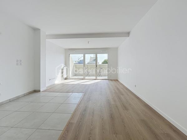 Dans un secteur recherché de La Bastide, au cœur de l’écoquartier Bastide-Niel, à proximité de Darwin, des quais et du Jardin botanique.

Venez découvrir ce superbe appartement  T1 BIS lumineux  NEUF de 34m² ! Et loggia d'environ 10m² dotée d'une vue dégagée. 
Dans une résidence neuve tout juste achevée ,  situé au 3ème étage sur 6, avec ascenseur et accessible aux personnes à mobilité réduite. 

Son agencement est parfaitement à optimisé permettant de créer facilement un véritable espace nuit tout en conservant une belle pièce de vie. 

Vous profiterez également d'une salle d'eau avec WC, un placard/entrée, ainsi que d'une grande baie vitrée  vantaux ouvrant sur un bel extérieur sans vis-à-vis idéalement exposée. 

La résidence propose également un local à vélo/moto spacieux et bénéficiera prochainement de commerces en rez-de-chaussée pour un quotidien encore plus pratique.... Venez le découvrir !!