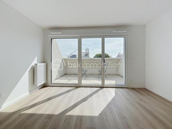 Dans un secteur recherché de La Bastide, au cœur de l’écoquartier Bastide-Niel, à proximité de Darwin, des quais et du Jardin botanique.

Venez découvrir ce superbe appartement  T1 BIS lumineux  NEUF de 34m² ! Et loggia d'environ 10m² dotée d'une vue dégagée. 
Dans une résidence neuve tout juste achevée ,  situé au 3ème étage sur 6, avec ascenseur et accessible aux personnes à mobilité réduite. 

Son agencement est parfaitement à optimisé permettant de créer facilement un véritable espace nuit tout en conservant une belle pièce de vie. 

Vous profiterez également d'une salle d'eau avec WC, un placard/entrée, ainsi que d'une grande baie vitrée  vantaux ouvrant sur un bel extérieur sans vis-à-vis idéalement exposée. 

La résidence propose également un local à vélo/moto spacieux et bénéficiera prochainement de commerces en rez-de-chaussée pour un quotidien encore plus pratique.... Venez le découvrir !!