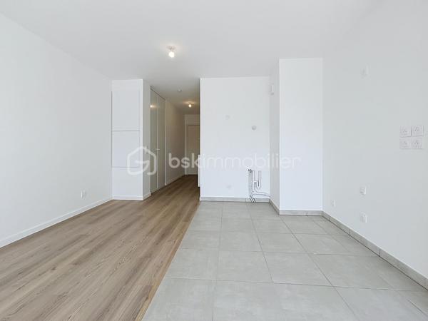 Dans un secteur recherché de La Bastide, au cœur de l’écoquartier Bastide-Niel, à proximité de Darwin, des quais et du Jardin botanique.

Venez découvrir ce superbe appartement  T1 BIS lumineux  NEUF de 34m² ! Et loggia d'environ 10m² dotée d'une vue dégagée. 
Dans une résidence neuve tout juste achevée ,  situé au 3ème étage sur 6, avec ascenseur et accessible aux personnes à mobilité réduite. 

Son agencement est parfaitement à optimisé permettant de créer facilement un véritable espace nuit tout en conservant une belle pièce de vie. 

Vous profiterez également d'une salle d'eau avec WC, un placard/entrée, ainsi que d'une grande baie vitrée  vantaux ouvrant sur un bel extérieur sans vis-à-vis idéalement exposée. 

La résidence propose également un local à vélo/moto spacieux et bénéficiera prochainement de commerces en rez-de-chaussée pour un quotidien encore plus pratique.... Venez le découvrir !!
