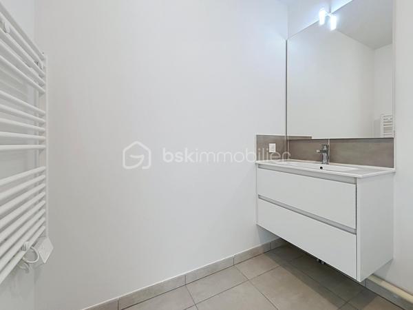 Dans un secteur recherché de La Bastide, au cœur de l’écoquartier Bastide-Niel, à proximité de Darwin, des quais et du Jardin botanique.

Venez découvrir ce superbe appartement  T1 BIS lumineux  NEUF de 34m² ! Et loggia d'environ 10m² dotée d'une vue dégagée. 
Dans une résidence neuve tout juste achevée ,  situé au 3ème étage sur 6, avec ascenseur et accessible aux personnes à mobilité réduite. 

Son agencement est parfaitement à optimisé permettant de créer facilement un véritable espace nuit tout en conservant une belle pièce de vie. 

Vous profiterez également d'une salle d'eau avec WC, un placard/entrée, ainsi que d'une grande baie vitrée  vantaux ouvrant sur un bel extérieur sans vis-à-vis idéalement exposée. 

La résidence propose également un local à vélo/moto spacieux et bénéficiera prochainement de commerces en rez-de-chaussée pour un quotidien encore plus pratique.... Venez le découvrir !!