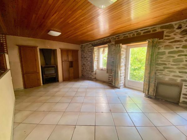 Ensemble immobilier composé de 2 maisons d'habitation sur 389 m² de terrain.