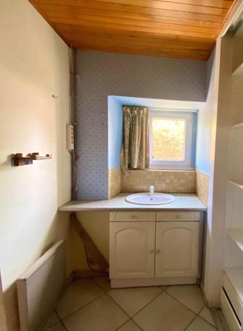 Ensemble immobilier composé de 2 maisons d'habitation sur 389 m² de terrain.