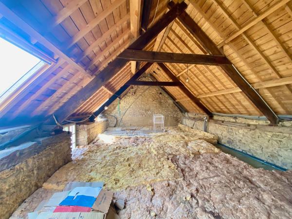 Ensemble immobilier composé de 2 maisons d'habitation sur 389 m² de terrain.