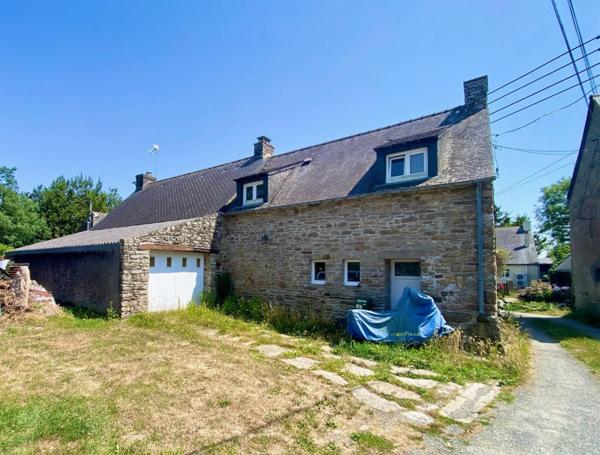 Ensemble immobilier composé de 2 maisons d'habitation sur 389 m² de terrain.