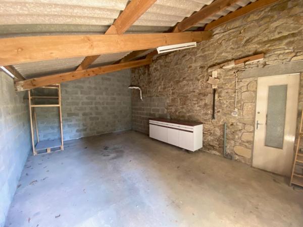 Ensemble immobilier composé de 2 maisons d'habitation sur 389 m² de terrain.