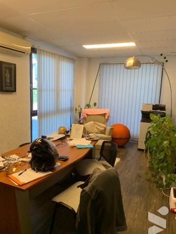 A VOIR
Un local d'activité au rez-de-chaussée, huit pièces, un dégagement, entrée, 2 lavabos et WC.