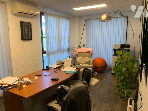A VOIR
Un local d'activité au rez-de-chaussée, huit pièces, un dégagement, entrée, 2 lavabos et WC.