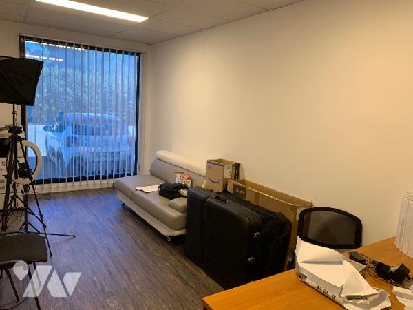A VOIR
Un local d'activité au rez-de-chaussée, huit pièces, un dégagement, entrée, 2 lavabos et WC.