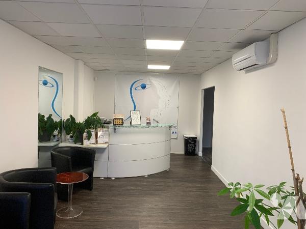 A VOIR
Un local d'activité au rez-de-chaussée, huit pièces, un dégagement, entrée, 2 lavabos et WC.