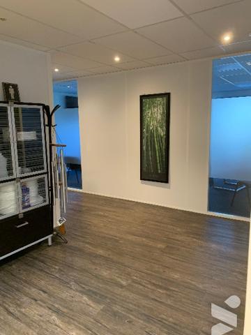 A VOIR
Un local d'activité au rez-de-chaussée, huit pièces, un dégagement, entrée, 2 lavabos et WC.