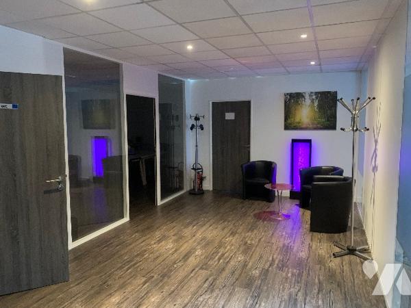 A VOIR
Un local d'activité au rez-de-chaussée, huit pièces, un dégagement, entrée, 2 lavabos et WC.