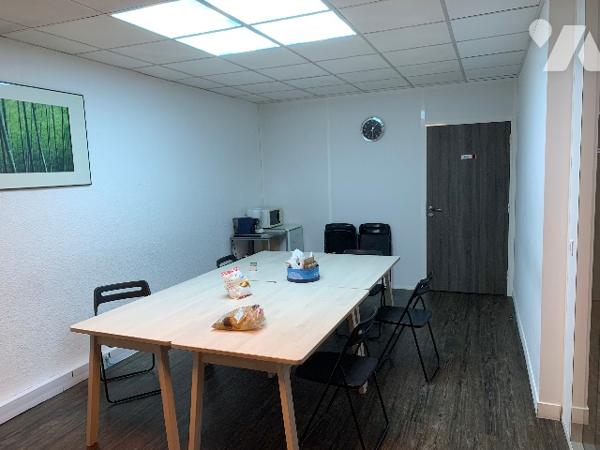 A VOIR
Un local d'activité au rez-de-chaussée, huit pièces, un dégagement, entrée, 2 lavabos et WC.