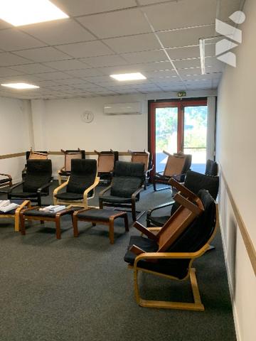 A VOIR
Un local d'activité au rez-de-chaussée, huit pièces, un dégagement, entrée, 2 lavabos et WC.
