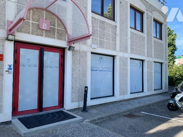 A VOIR
Un local d'activité au rez-de-chaussée, huit pièces, un dégagement, entrée, 2 lavabos et WC.