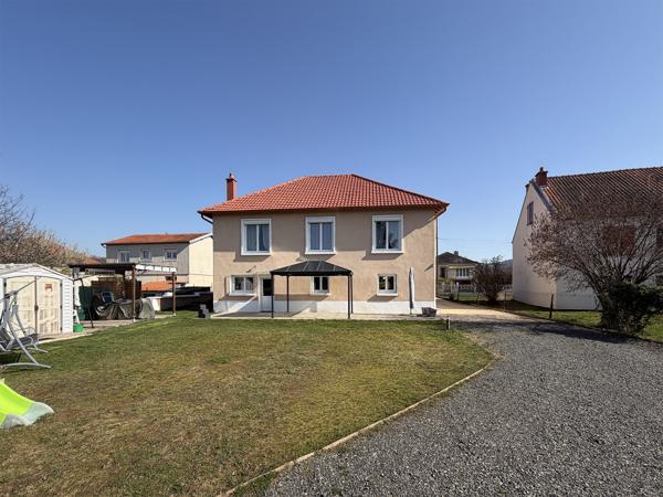 Saint-Yorre (03270) Saint-Yorre - Maison de caractère impeccablement entretenue 3/4 Chambres et bureau.