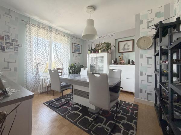 Saint-Yorre (03270) Saint-Yorre - Maison de caractère impeccablement entretenue 3/4 Chambres et bureau.