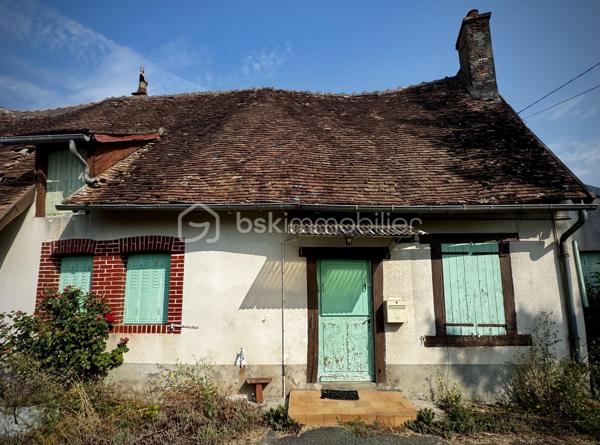 Charmante petite maison à Assigny ! 
Vous cherchez un projet de rénovation ou un investissement à petit prix ? Venez découvrir cette maison située au calme, sur la commune d'Assigny.

Distribution actuelle :
- Cuisine
- Salle à manger
- Chambre 1
- Chambre 2
- Salle de bain / wc

Le bien dispose également d'espaces extérieur. Un jardin attenant à la maison, un jardin face à la maison, et un verger. Le bien dispose également d'un garage et de deux abris. Vous pourrez idéalement aménager un potager ou créer un espace de détente à votre image.

Idéal pour une résidence secondaire ou un investisseur cherchant à valoriser un bien à fort potentiel. Le gros oeuvre offre une belle base pour laisser libre cours à vos idées d'aménagement et créer un espace de vie repensé selon vos envies.
Localisation : Assigny (18260) - Secteur calme)
Diagnostics : Le Dossier de Diagnostique Technique (DDT) est disponible sur demande (Bien non soumis au DPE - Bâtiment à usage d'habitation sans système de chauffage fixe / bien à rénover globalement)

Contactez-moi dès aujourd'hui pour plus d'information ou pour organiser une étude de projet.