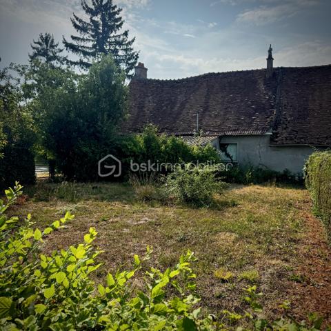 Charmante petite maison à Assigny ! 
Vous cherchez un projet de rénovation ou un investissement à petit prix ? Venez découvrir cette maison située au calme, sur la commune d'Assigny.

Distribution actuelle :
- Cuisine
- Salle à manger
- Chambre 1
- Chambre 2
- Salle de bain / wc

Le bien dispose également d'espaces extérieur. Un jardin attenant à la maison, un jardin face à la maison, et un verger. Le bien dispose également d'un garage et de deux abris. Vous pourrez idéalement aménager un potager ou créer un espace de détente à votre image.

Idéal pour une résidence secondaire ou un investisseur cherchant à valoriser un bien à fort potentiel. Le gros oeuvre offre une belle base pour laisser libre cours à vos idées d'aménagement et créer un espace de vie repensé selon vos envies.
Localisation : Assigny (18260) - Secteur calme)
Diagnostics : Le Dossier de Diagnostique Technique (DDT) est disponible sur demande (Bien non soumis au DPE - Bâtiment à usage d'habitation sans système de chauffage fixe / bien à rénover globalement)

Contactez-moi dès aujourd'hui pour plus d'information ou pour organiser une étude de projet.