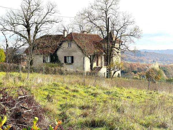 Ancien corps de ferme à rénover avec 9 ha de terrain et des belles vues