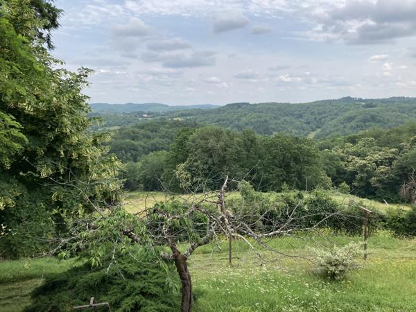Ancien corps de ferme à rénover avec 9 ha de terrain et des belles vues