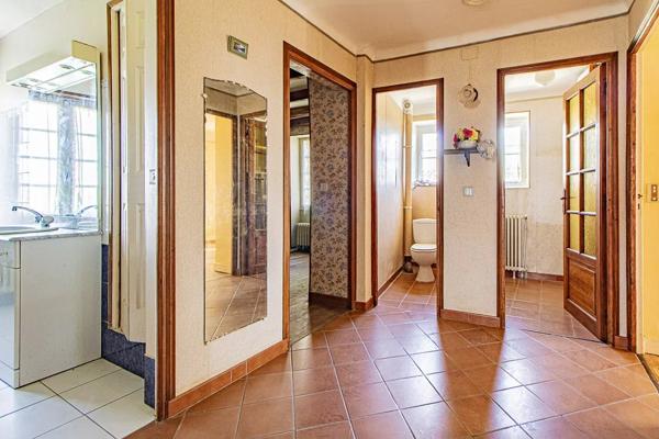 Ancien corps de ferme à rénover avec 9 ha de terrain et des belles vues