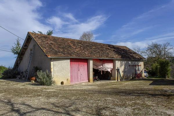 Ancien corps de ferme à rénover avec 9 ha de terrain et des belles vues