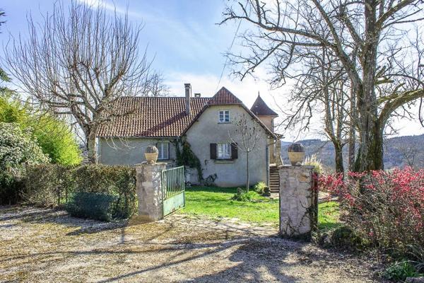 Ancien corps de ferme à rénover avec 9 ha de terrain et des belles vues
