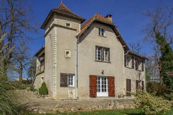 Ancien corps de ferme à rénover avec 9 ha de terrain et des belles vues