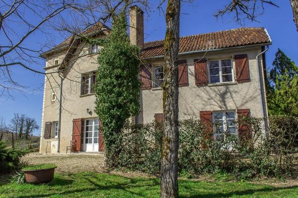 Ancien corps de ferme à rénover avec 9 ha de terrain et des belles vues