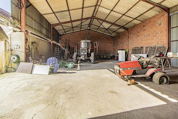 Ancien corps de ferme à rénover avec 9 ha de terrain et des belles vues