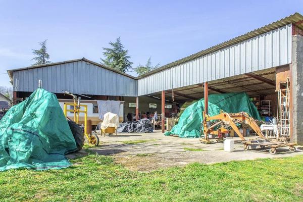 Ancien corps de ferme à rénover avec 9 ha de terrain et des belles vues