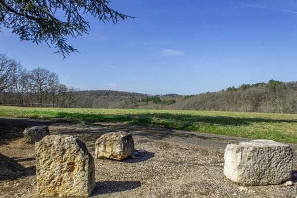 Ancien corps de ferme à rénover avec 9 ha de terrain et des belles vues