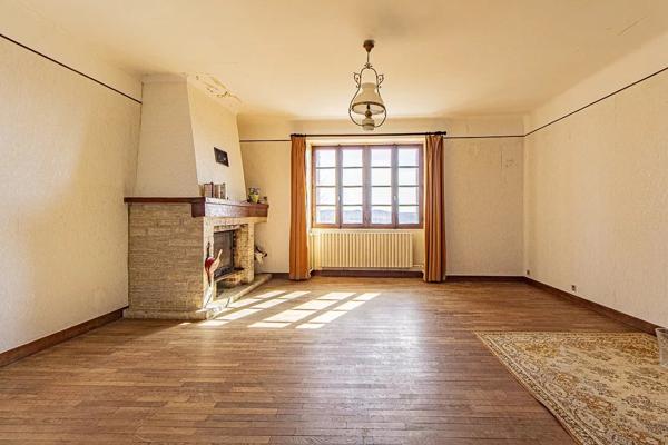 Ancien corps de ferme à rénover avec 9 ha de terrain et des belles vues