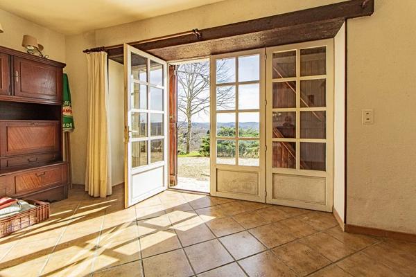 Ancien corps de ferme à rénover avec 9 ha de terrain et des belles vues