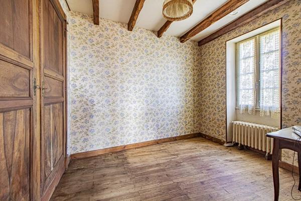 Ancien corps de ferme à rénover avec 9 ha de terrain et des belles vues