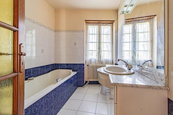 Ancien corps de ferme à rénover avec 9 ha de terrain et des belles vues