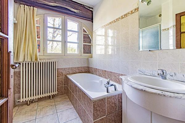 Ancien corps de ferme à rénover avec 9 ha de terrain et des belles vues