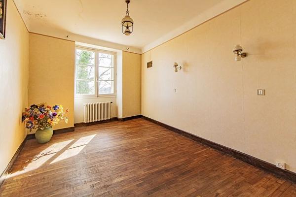 Ancien corps de ferme à rénover avec 9 ha de terrain et des belles vues