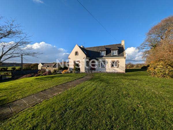 Ensemble immobilier à vendre à Plumelin - 12 hectares de terre