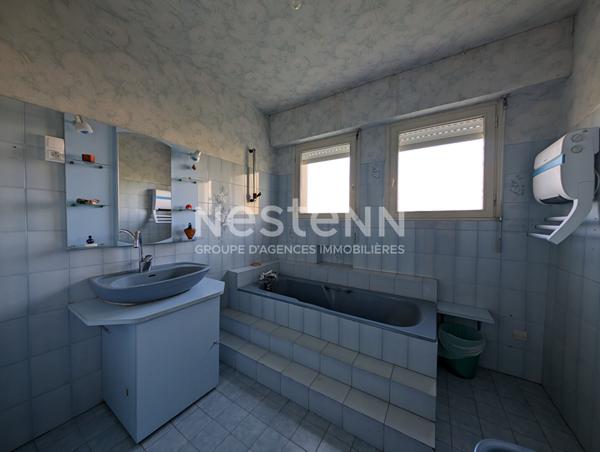 Ensemble immobilier à vendre à Plumelin - 12 hectares de terre