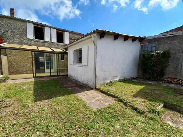 Authentique maison de village à rénover - Charme, dépendance en pierre et beau potentiel à 1,5 km des plages