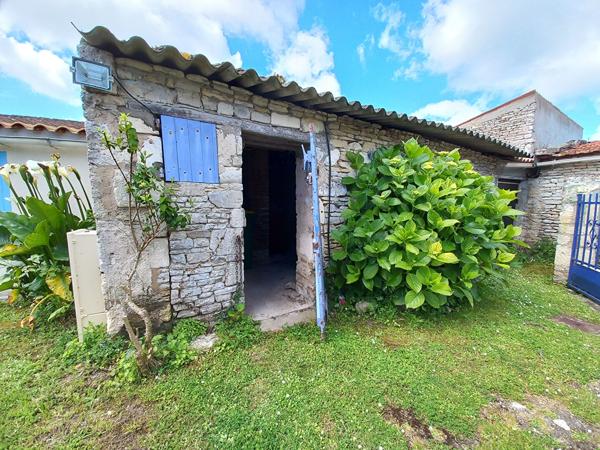 Authentique maison de village à rénover - Charme, dépendance en pierre et beau potentiel à 1,5 km des plages