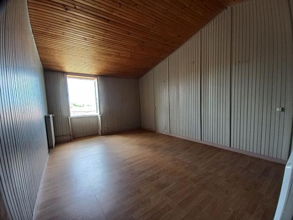 Authentique maison de village à rénover - Charme, dépendance en pierre et beau potentiel à 1,5 km des plages