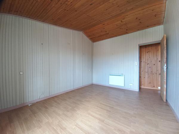 Authentique maison de village à rénover - Charme, dépendance en pierre et beau potentiel à 1,5 km des plages