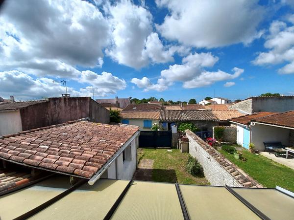 Authentique maison de village à rénover - Charme, dépendance en pierre et beau potentiel à 1,5 km des plages