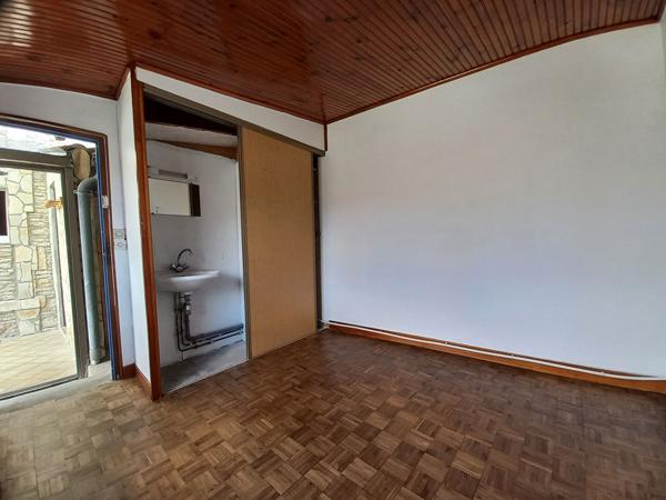 Authentique maison de village à rénover - Charme, dépendance en pierre et beau potentiel à 1,5 km des plages