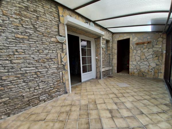 Authentique maison de village à rénover - Charme, dépendance en pierre et beau potentiel à 1,5 km des plages