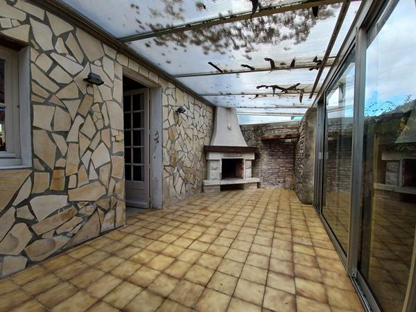 Authentique maison de village à rénover - Charme, dépendance en pierre et beau potentiel à 1,5 km des plages